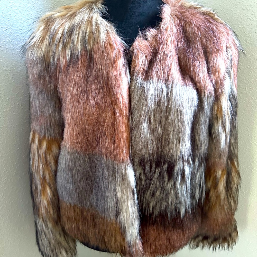 Bb Dakota ladies faux fur jacket. NWT. Sz Small.